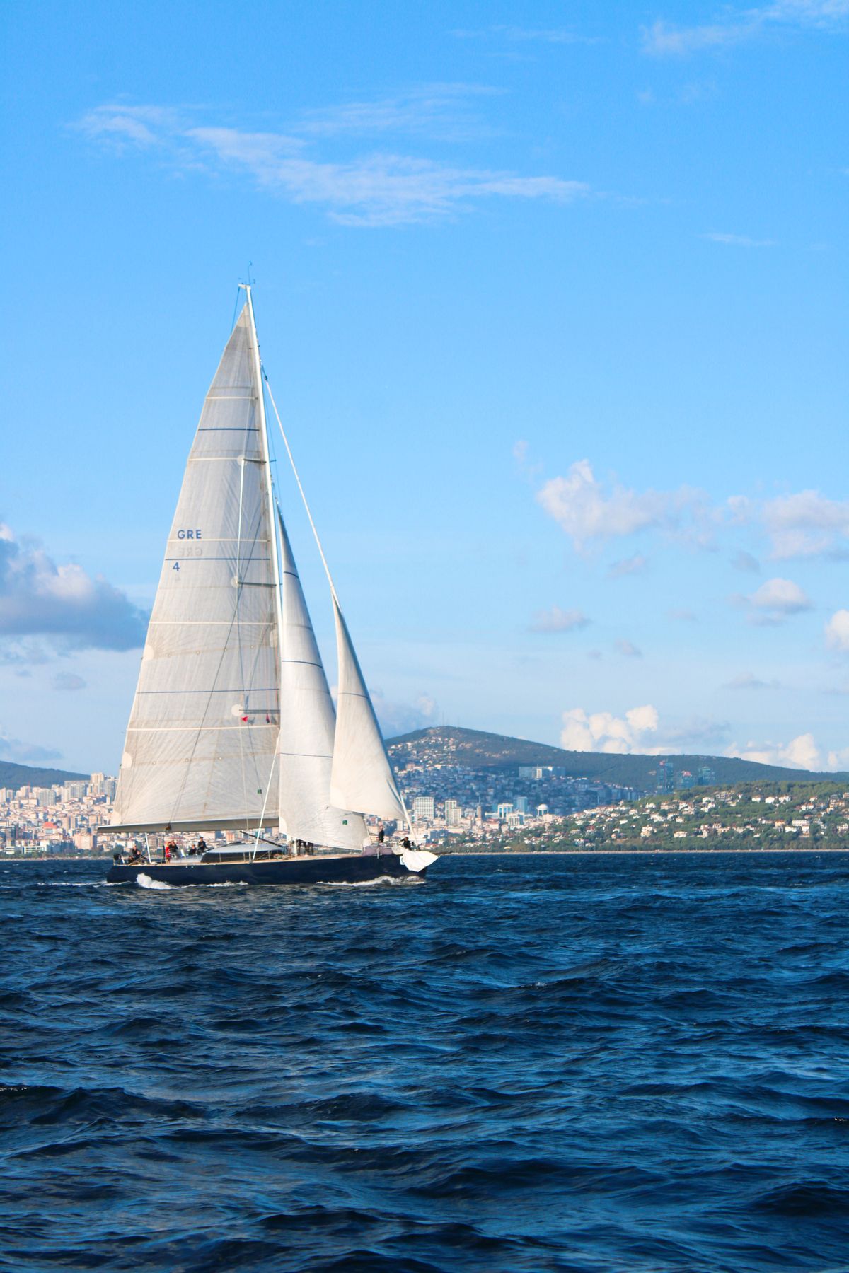 Velero de regata navegando - Títulos náuticos de recreo en España