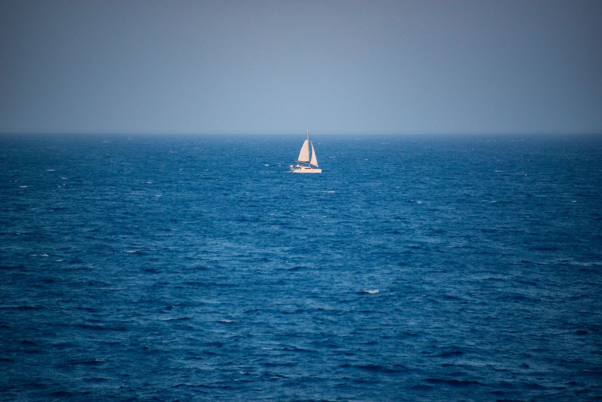 Velero solitario en alta mar - ejercicios de carta náutica PER y Patrón de Yate
